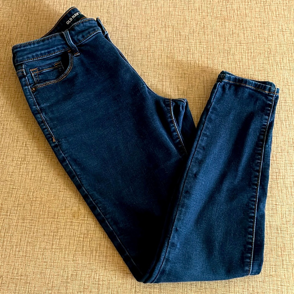 Old Navy like new size 8 skinny dark wash blue jeans. EUC